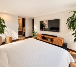 18Sunlit Modern Bedroom Retreat