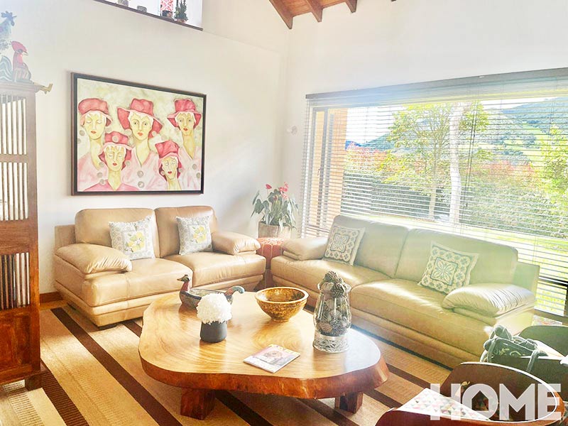 HERMOSA CASA TRIPLEX DE 3 HABS, FAMILY ROOM Y AMPLIO TERRENO VERDE – RENTA – Km 4 – LA CALERA