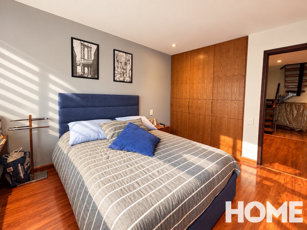 20Sunlit Modern Bedroom Retreat (1)