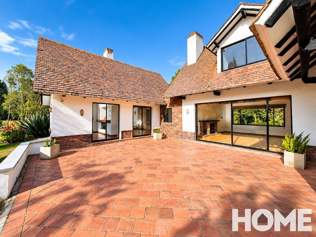 4Sunlit Rustic Courtyard Home