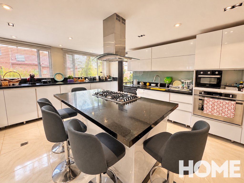 7Bright Glossy Contemporary Kitchen
