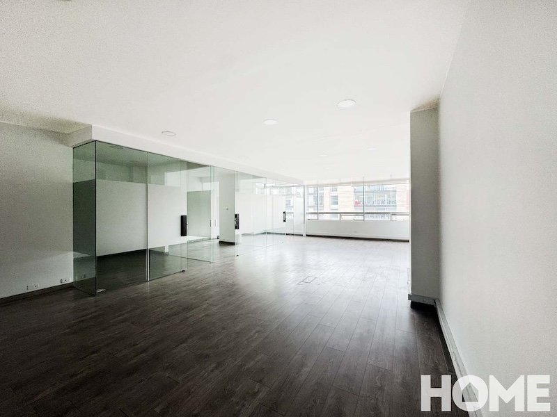 AMPLIA E ILUMINADA OFICINA CON GRAN UBICACIÓN – VENTA – Cll 98 Cr 8 – CHICÓ RESERVADO