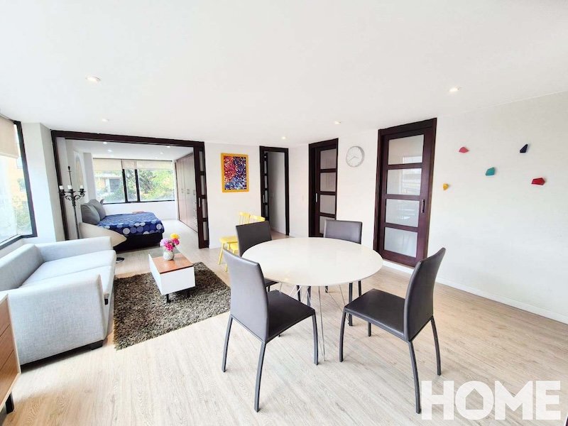 ILUMINADO Y ACOGEDOR APARTAMENTO AMOBLADO DE 2HABS – RENTA – Cll92 Cr19C – CHICÓ